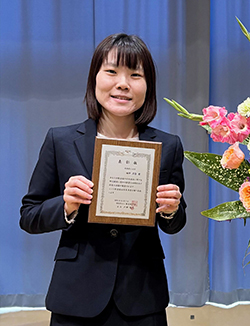 田中芹奈様賞状を手に持つ写真